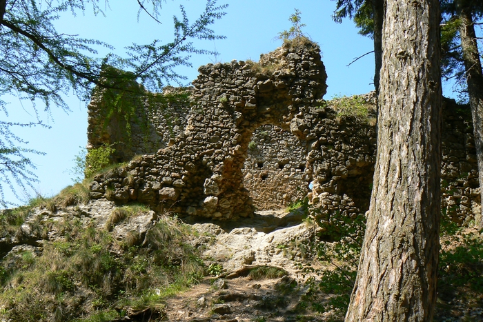 zrcaniny hospodrskych stavieb hradu Vratec