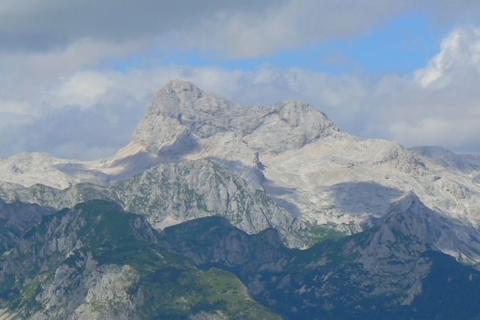 V centrlnej asti nrodnho parku sa ukzal Triglav 2864 m.