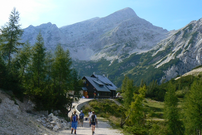 Po�tarski dom, v pozad� Ve�k� Mojstrovka.