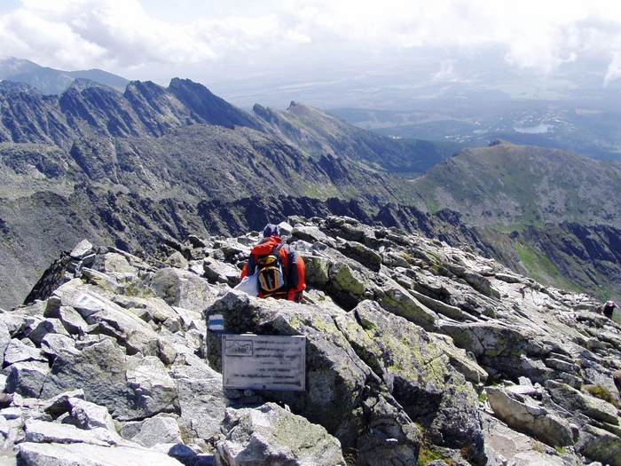 Vrchol Kriva 2495 m - pred nami Solisko a trbsk pleso.