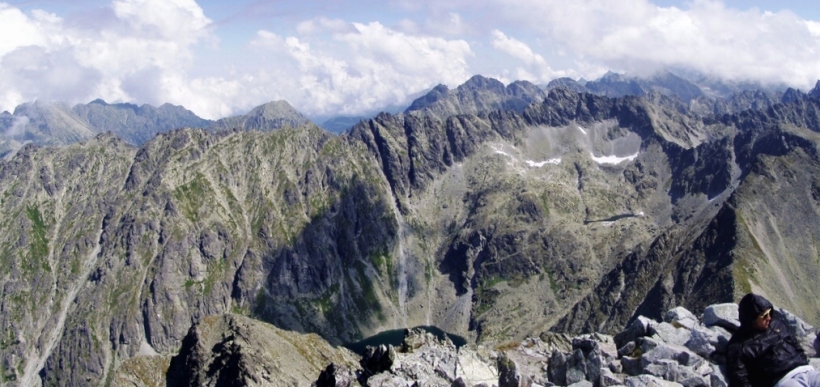 Panorma od Kozieho vrchu po Mengusovsk tty. Pred nimi Hrub vrch 2428 m a Furkotsk tt 2405 m.