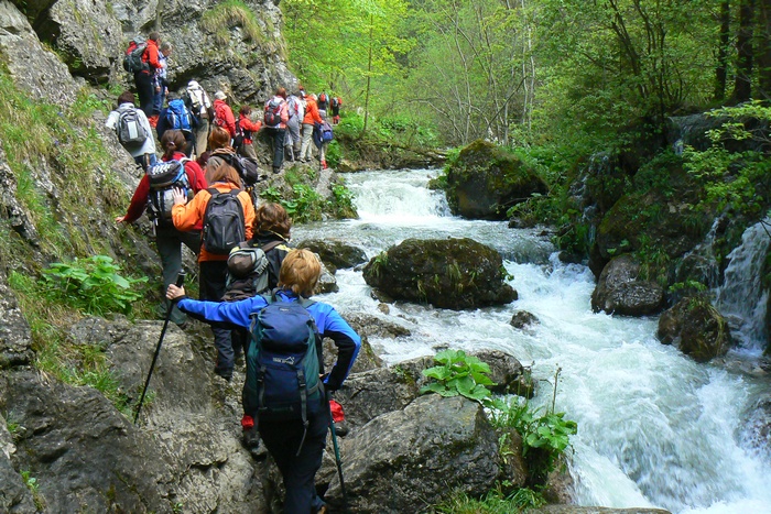 Aj alej je zky priechod - je zaisten.