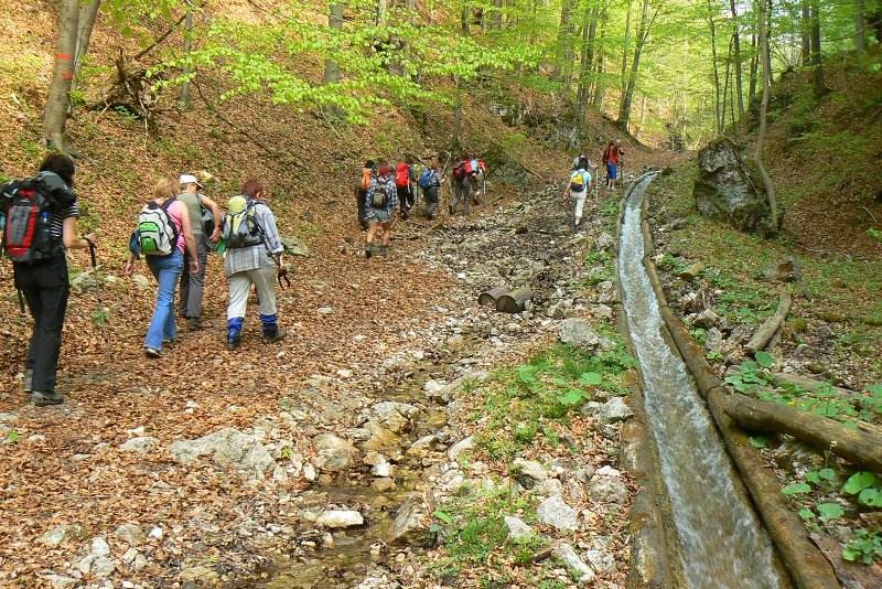 Žľab má dĺžku okolo 2 km.