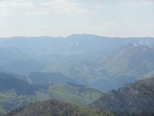 Otvoril sa nám výhľad na Kremnické vrchy, v pozadí vysielač na Skalke a obec Kordíky.