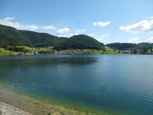 Železnica ide v tesnej blízkosti vodnej nádrže Palcmanská Maša, v pozadí Dedinky.