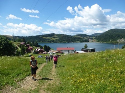 Prechádzame cez kopec z Dediniek na Biele Vody, úplne vzadu vidíme Dobšinskú Mašu.