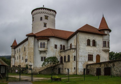 Budatínsky hrad vznikol pôvodne ako strážny hrad v pol. 13. stor. na strategickej polohe pri brode rieky, neďaleko sútoku Váhu a Kysuce.