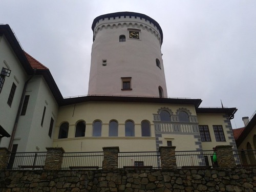 Pohľad na hradnú vežu, zrekonštruovanú v roku 2013