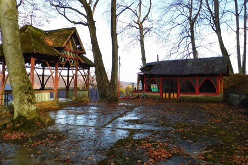Železník - niekdajšie stredisko ťažby železnej rudy pripomínajú ruiny kolkárne a tančiarne.