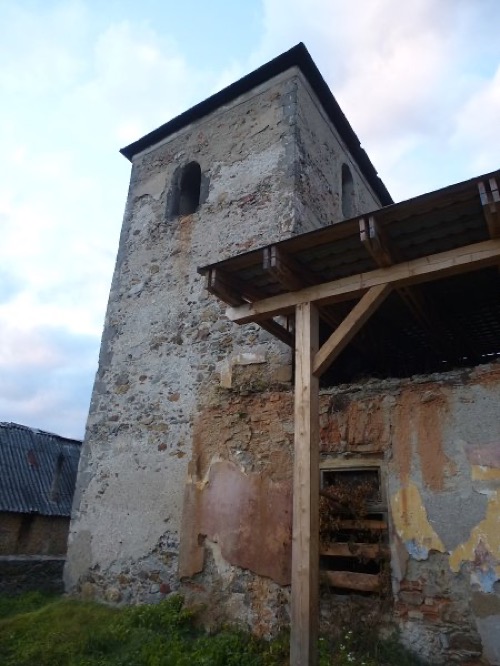 Zvyšky veže husitského kostolíka v Sirku