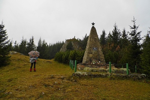 Pamätník SNP na hrebeni Smrekovice nad miestom prvej chaty pri Kráľovej studni.