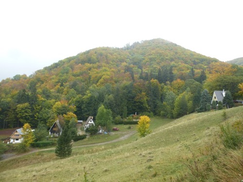 Pohľad na Sokolie, turistická značka (miestna červená) však obchádza vrchol z jeho východnej strany.