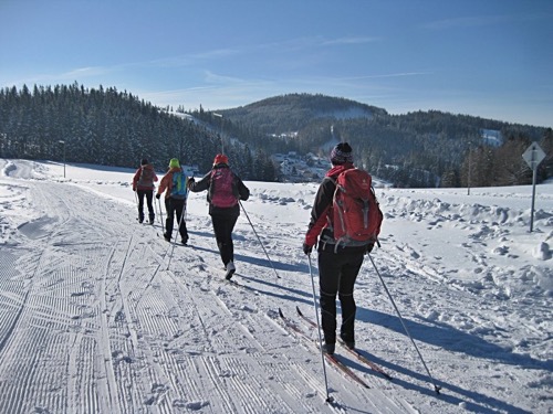 Prvé metre na lyžiach, v pozadí osada Bully