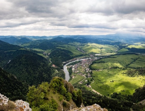Výhľady na Červený Kláštor na slovenskej strane a Niźne Stromowce na poľskej strane, oddelené riekou Dunajec