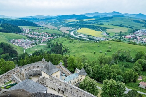 Výhľad na okolie Ľubovnianskeho hradu, pod hradom sa nachádza osada Podsadek, časť mesta Stará Ľubovňa.