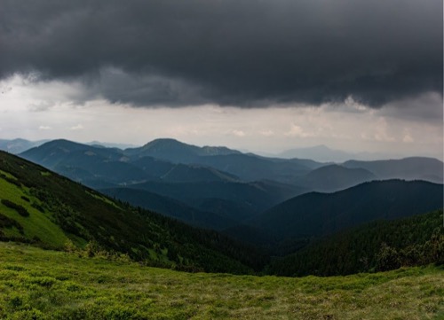 Vytvárajú sa kumulovité búrkové oblaky.