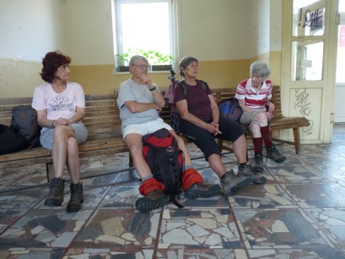 Čakanie na vlak v Slovenskej Ľupči po 5-hodinovej turistike Ponickým krasom