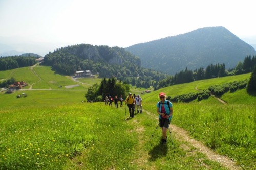 Vpravo vidíme Sidorovo (1099 m n. m.).