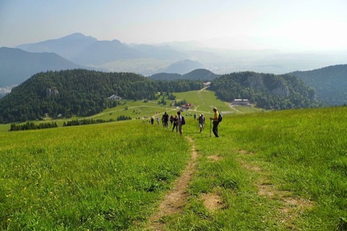 V pozadí panoráma Chočských vrchov s jeho najvyšším vrcholom - Veľký Choč (1608 m n. m.)