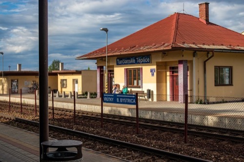 Železničná stanica v Turčianskych Tepliciach - čakanie na rýchlik do Banskej Bystrice
