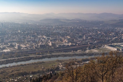 Panoráma mesta Žilina, v popredí rieka Váh