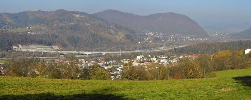 Diaľnica D3, pred ňou miestna časť Budatín, za ňou miestna časť Vranie