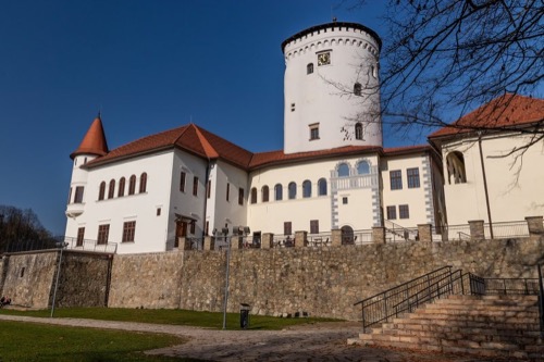 Zámok v Budatíne sa nachádza pri sútoku Kysuce a Váhu