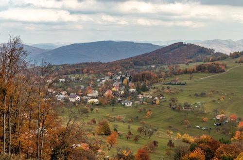 Cieľ našej túry - osada Bukovina je už na dohľad.
