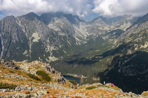 Mengusovská dolina a v strede, vzadu Kôprovský štít