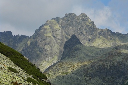 Kačací štít a pred ním Kostolík v Batizovskej doline.