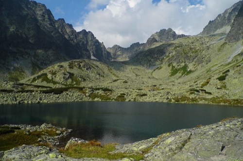 Batizovské pleso, vzadu zľava Popradský ľadový, Batizovský a Kačací štít.