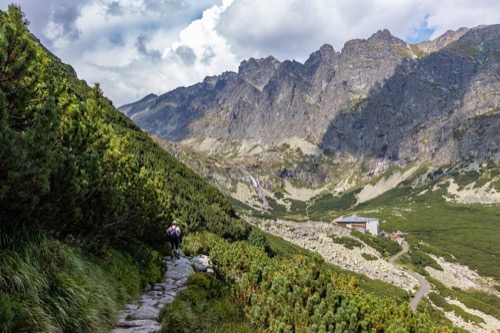 Ceľkom vľavo Východná Vysoká, potom Bradavica a Granátové veže, dolu Sliezsky dom