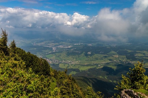 Výhľad na oravskú stranu - v popradí Vyšný Kubín (vľavo) a Leštiny (vpravo), v pozadí Dolný Kubín