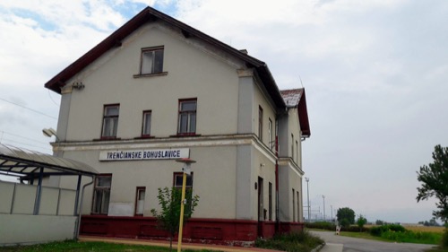 Železničná stanica v Trenčianskych Bohuslaviciach