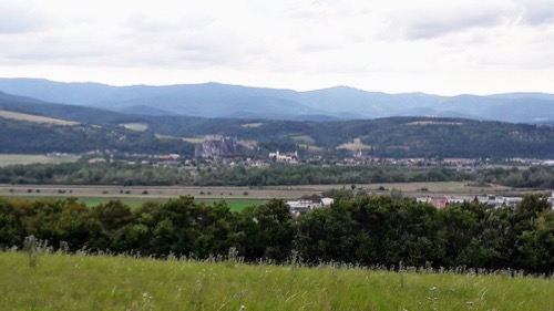 Pohľad do údolia Váhu - oproti vidíme hrad Beckov.