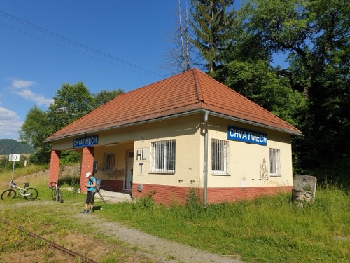 Koniec výletu na železničnej zastávke Chvatimech
