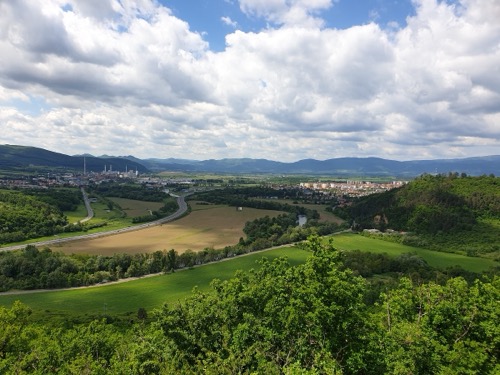 Pohľad na Žiar nad Hronom (vpravo) a Ladomerskú Viesku (vľavo) počas výstupu na Skalku