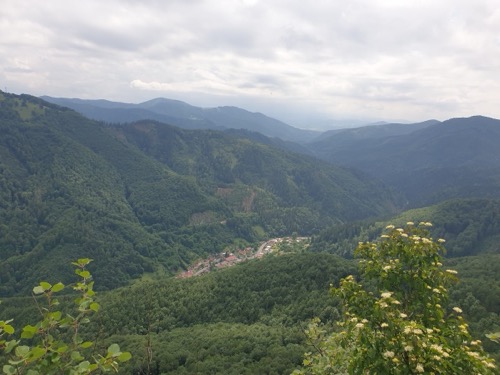 Pohľad z Kotolnice na obec Dolný Harmanec