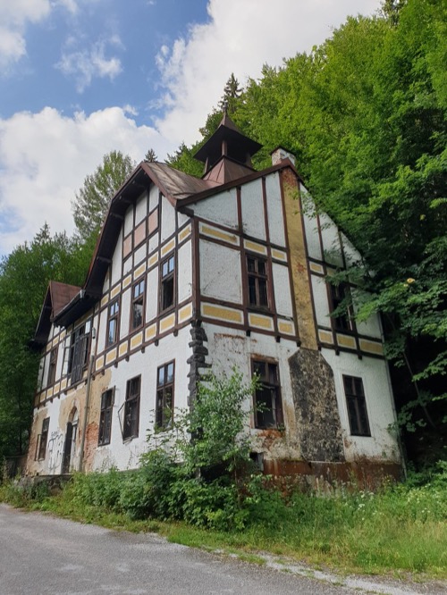Opustené kúpeľné budovy v Korytnici
