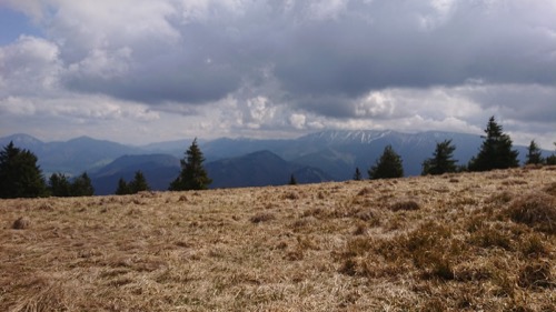 Panoráma Nízkych Tatier, vľavo Salatín