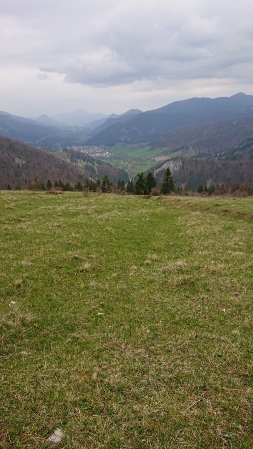 Zostup po zelenej značke do Liptovskej Osady, v pozadí Veľký Choč