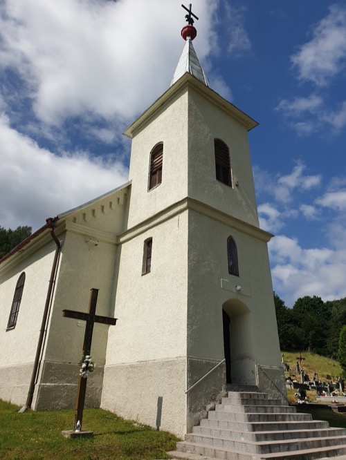 Kostolík v obci Henclová - v tejto malej obci začíname výlet.