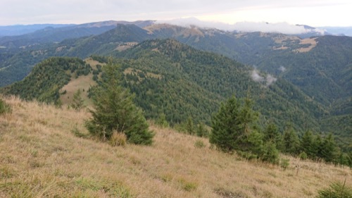 Výhľad južným smerom na Čierny kameň a Ploskú