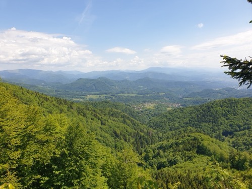 Výhľad z hrebeňa Kremnických vrchov, v pozadí Veľká Fatra (vľavo) a Nízke Tatry (vpravo)