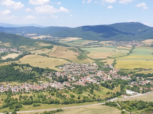 Výhľad z Brzotínskej skaly na obec Brzotín