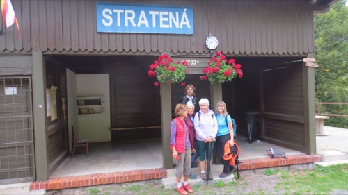 Výlet začíname na železničnej stanici Stratená.