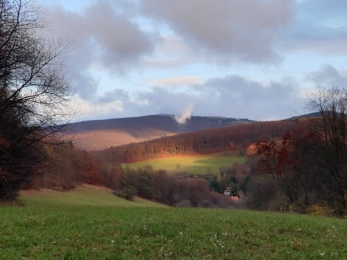 Blížime sa do cieľa výletu - Cerová, polesie. V pozadí pohorie Vtáčnik.