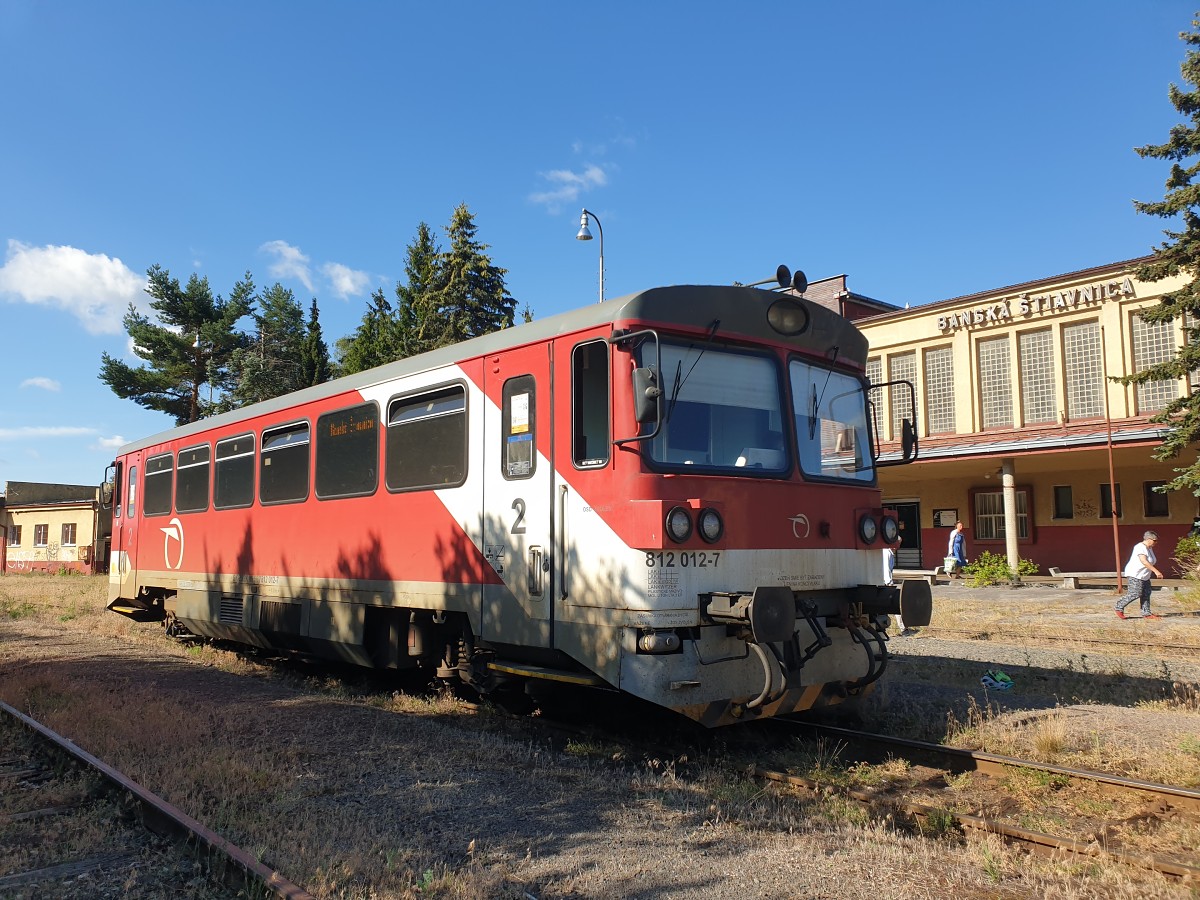 Počas víkendov premáva medzi Zvolenom a Banskou Štiavnicou motorový osobný vlak, ku ktorým sú zriadené autobusové prípoje na Počúvadlianske jazero.